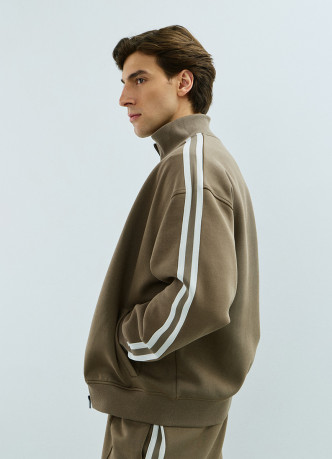 Бомбер на молнии с контрастными деталями