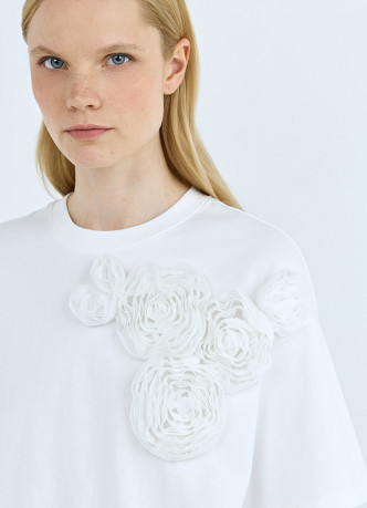Футболка с цветочной аппликацией