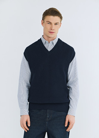 Вязаный жилет