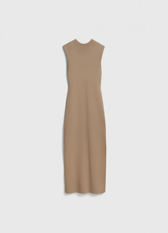 Вязаное платье в рубчик с воротником-стойкой