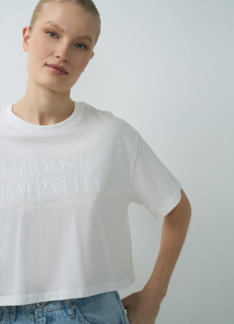 Укороченная футболка с принтом