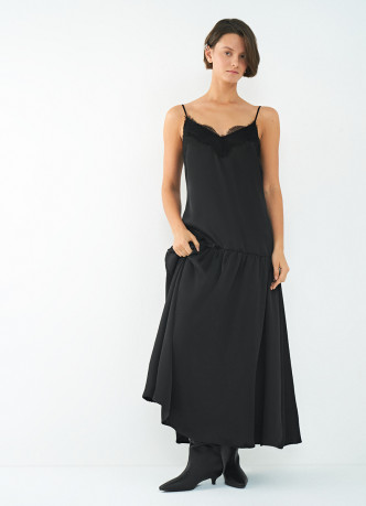 Платье с расклёшенной юбкой и кружевом