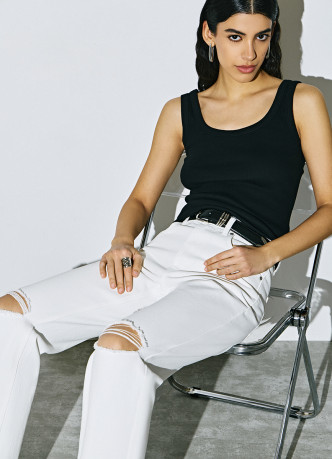 Прямые джинсы с разрезами на коленях