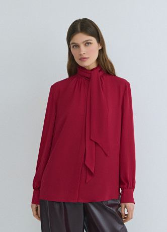 Блузка с шарфом