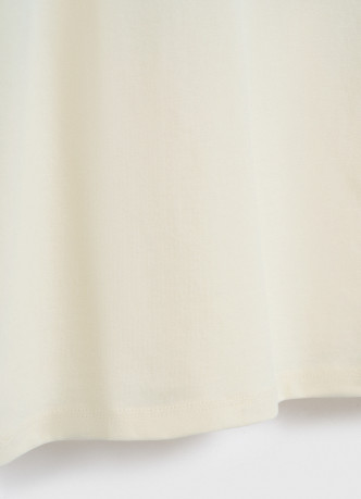 Футболка со спущенным плечом