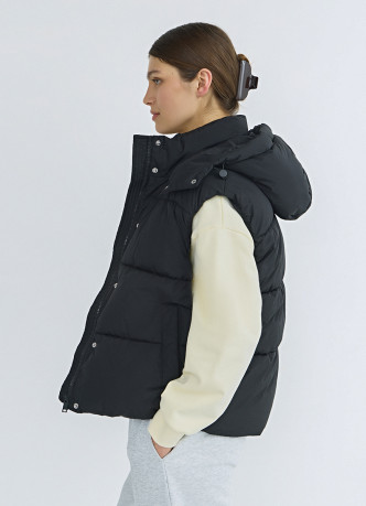 Утеплённый жилет с капюшоном