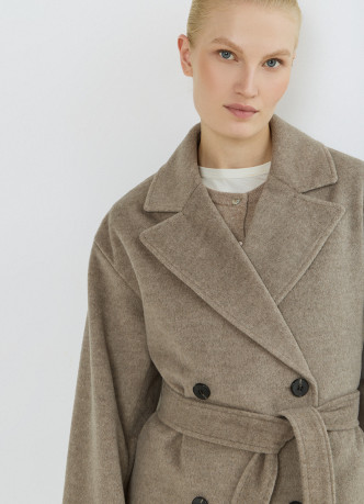 Длинное двубортное пальто с поясом