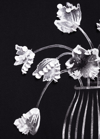 Футболка с цветочным декором из пайеток