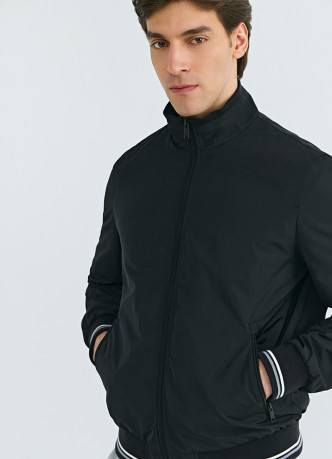 Бомбер с контрастными деталями