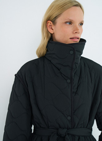 Длинное стёганое пальто с поясом