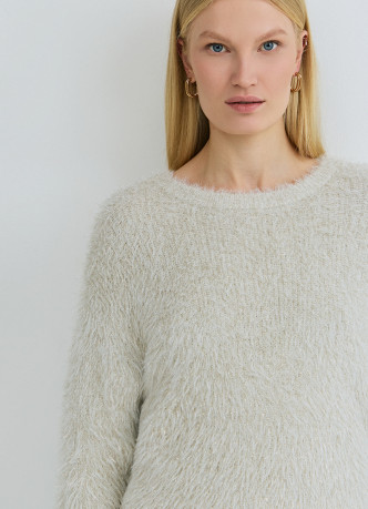 Пушистый блестящий джемпер