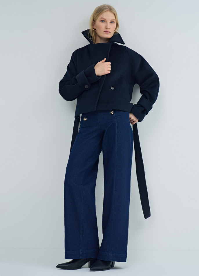 Короткое пальто на поясе