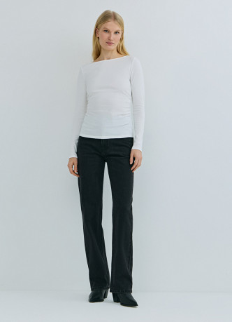 Прямые джинсы с высокой посадкой