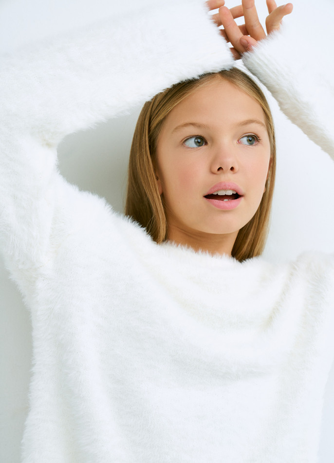 Пушистый джемпер для девочек