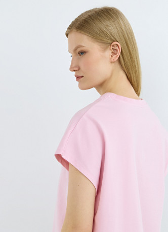 Футболка со спущенным плечом