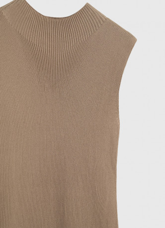 Вязаное платье в рубчик с воротником-стойкой