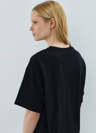 Футболка с цветочным декором из пайеток