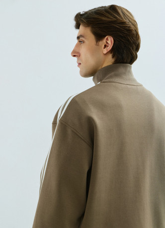 Бомбер на молнии с контрастными деталями