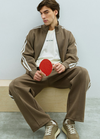 Бомбер на молнии с контрастными деталями