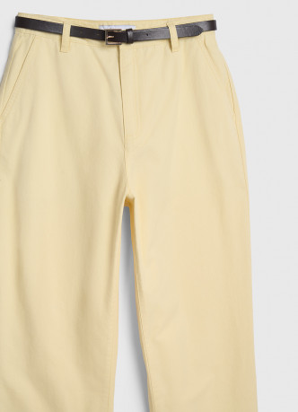 Чиносы с ремнём