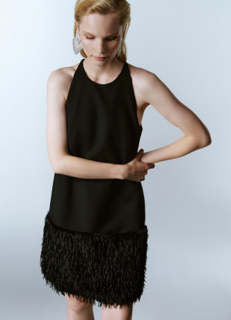 Платье мини с декором из перьев