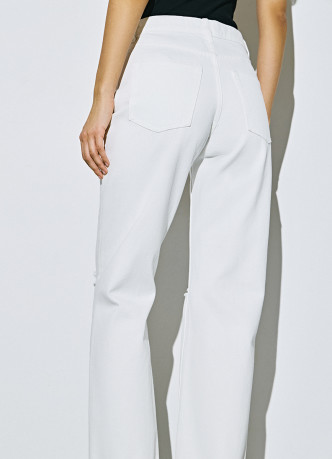 Прямые джинсы с разрезами на коленях