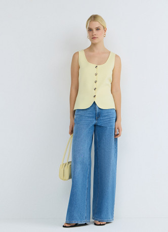 Жилет с акцентными пуговицами