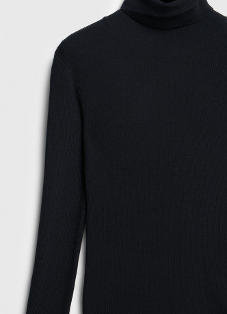 Водолазка из шерсти в рубчик