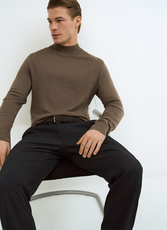 Чиносы с ремнём