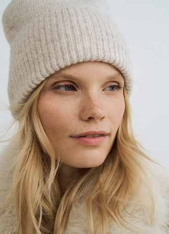 Вязаная шапка с отворотом