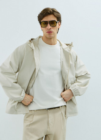 Ветровка с капюшоном