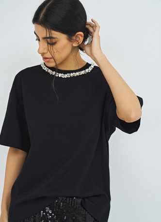 Футболка с декором у выреза