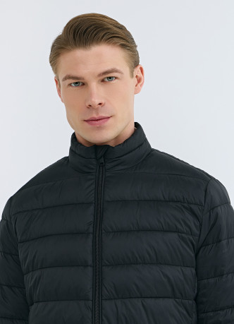 Утеплённая лёгкая куртка с воротником-стойкой