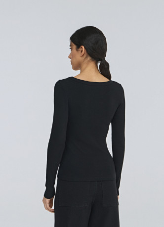 Приталенный лонгслив в рубчик