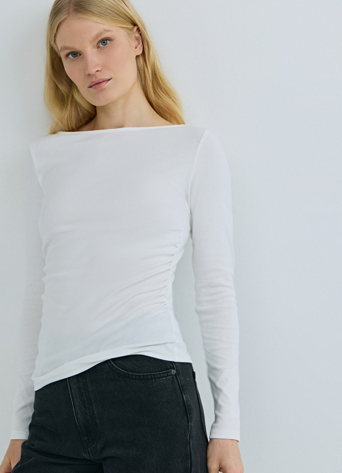 Лонгслив с вырезом лодочкой