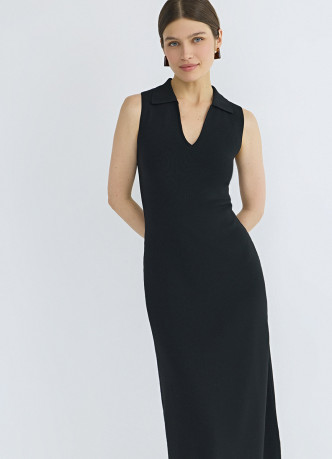 Вязаное платье с воротником-поло