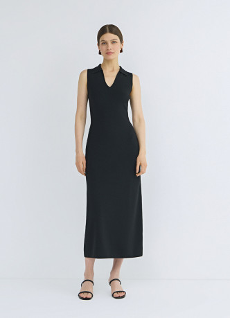 Вязаное платье с воротником-поло