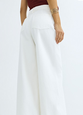 Широкие джинсы с плетением на поясе