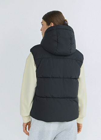 Утеплённый жилет с капюшоном