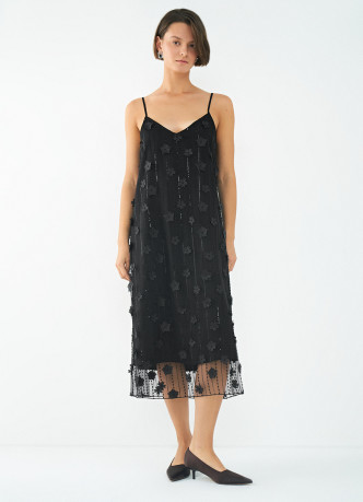 Платье с пайетками и декором в виде цветов