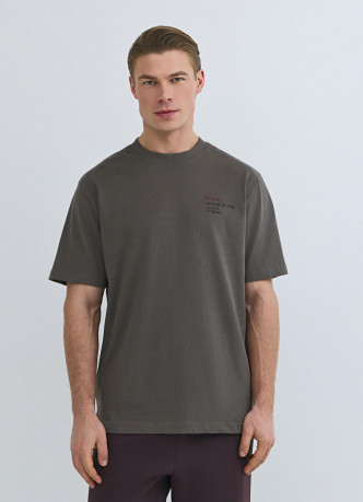 Футболка с текстовой вышивкой