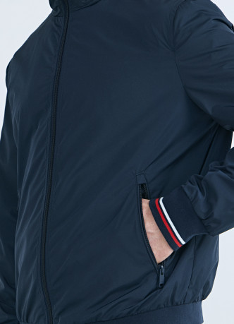 Бомбер с контрастными деталями