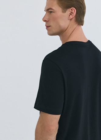 Футболка с V-образным вырезом