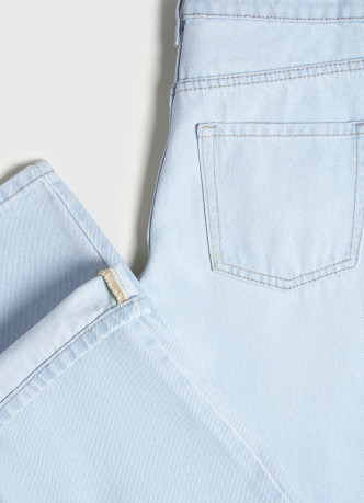 Прямые джинсы с высокой посадкой