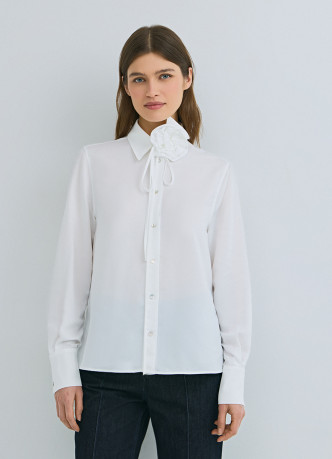 Блузка с декоративным цветком