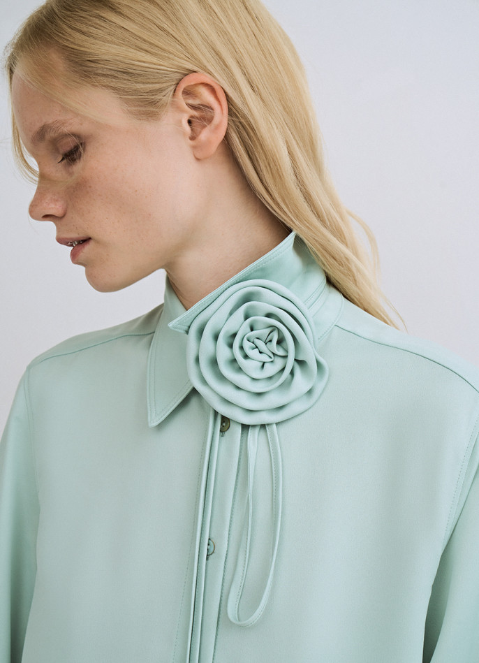 Блузка с декоративным цветком