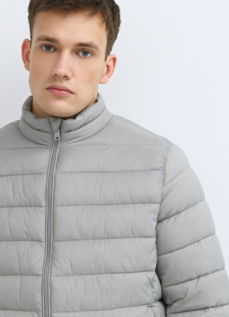 Утеплённая лёгкая куртка с воротником-стойкой