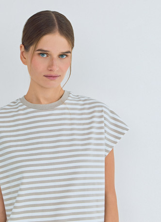 Футболка в полоску со спущенным плечом