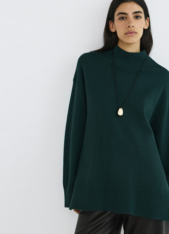 Объёмный джемпер с воротником-стойкой