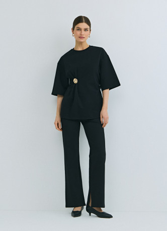 Футболка с брошью